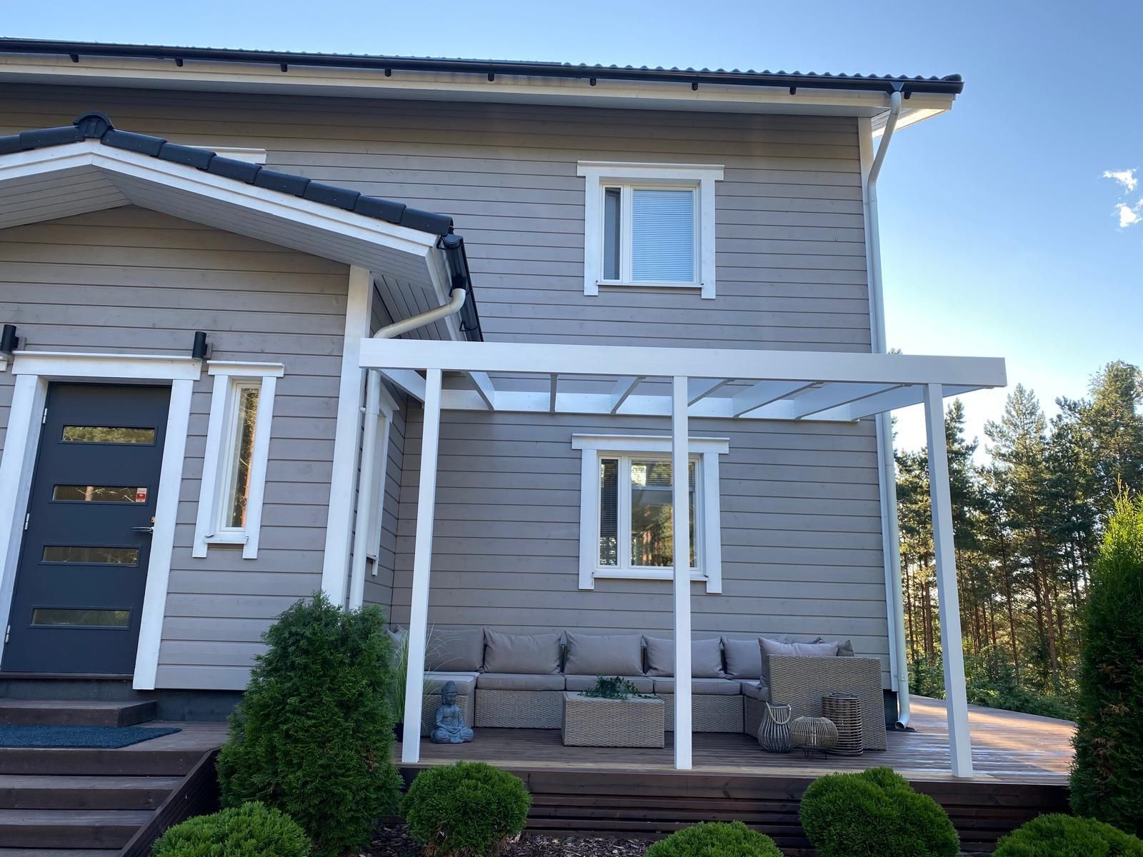 Omakotitalon koko asunnon pintasaneeraus Liedossa, harmaa ulkovuoraus ja moderni terassialue.