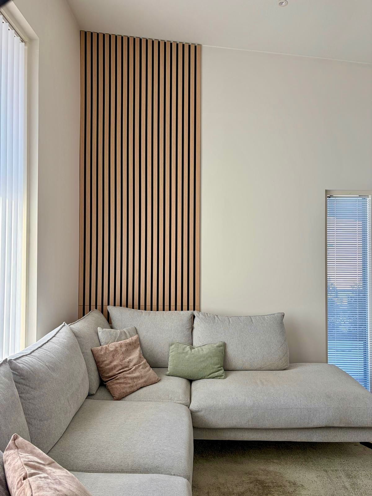 Moderni valkoinen keittiöpäivitys Turussa, minimalistiset kaapistot ja integroitu valaistus välitilassa.