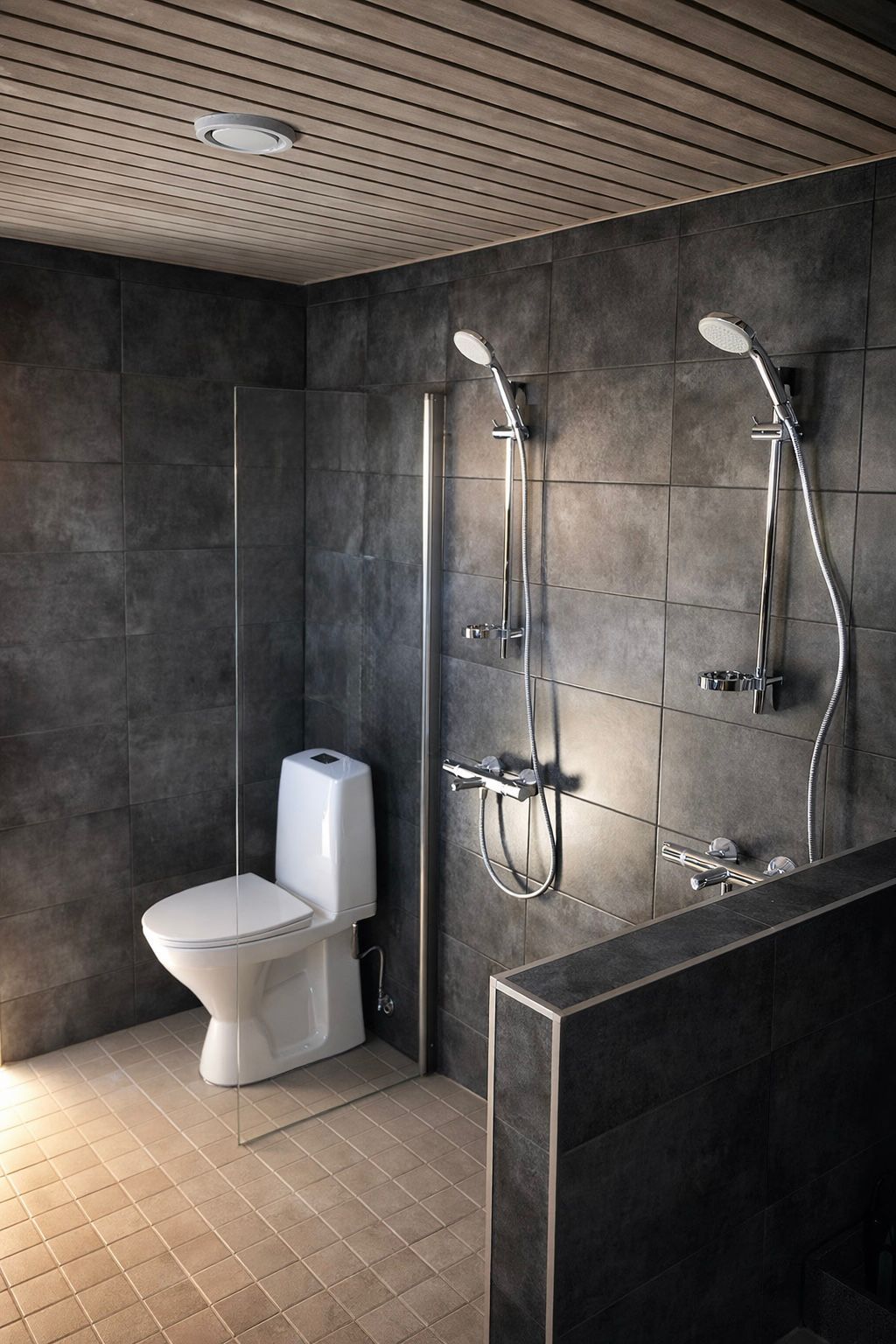 Sertifioitu kylpyhuoneremontti ja saunan saneeraus Turussa, laadukas laatoitus ja lasiseinä Pintapiste Oy.