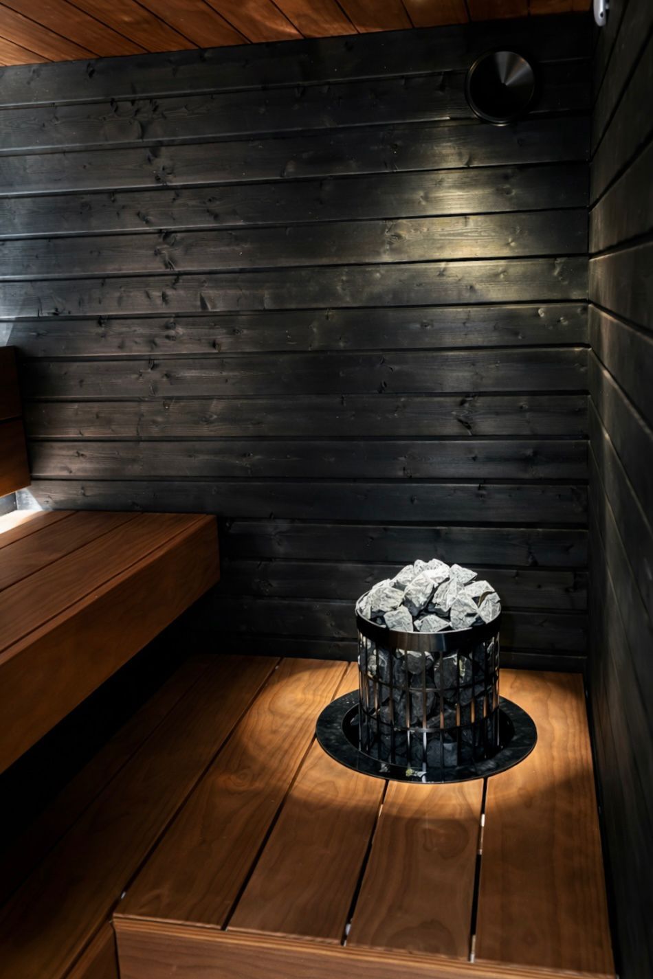 Moderni pukuhuone ja vilvoittelutila saunaremontin yhteydessä, laadukkaat pintamateriaalit ja sisustus Turku.