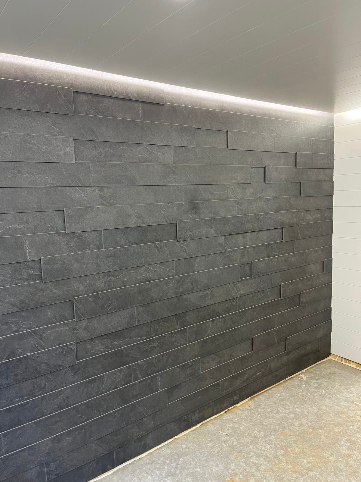 Tehosteseinän tapetointi ja tarkat pohjatyöt makuuhuoneessa, huoneistoremontti Pintapiste Oy.