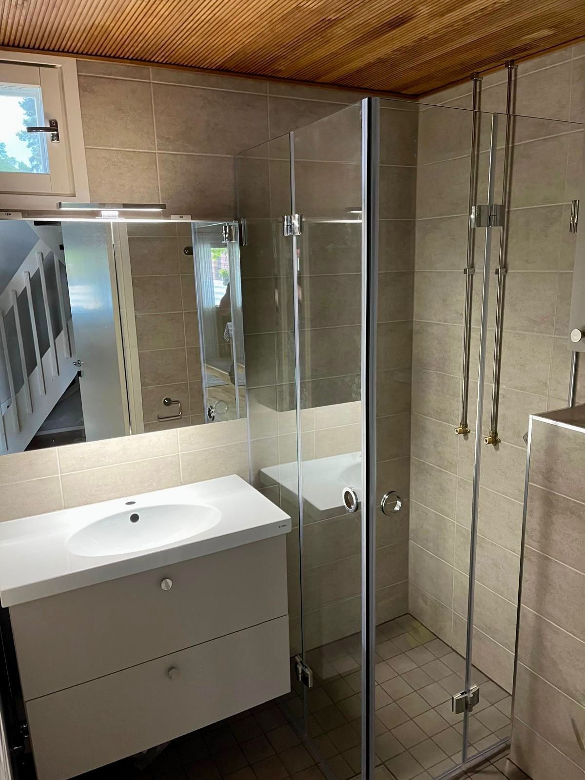 Sertifioitu kylpyhuoneremontti ja saunan saneeraus Turussa, laadukas laatoitus ja lasiseinä Pintapiste Oy.