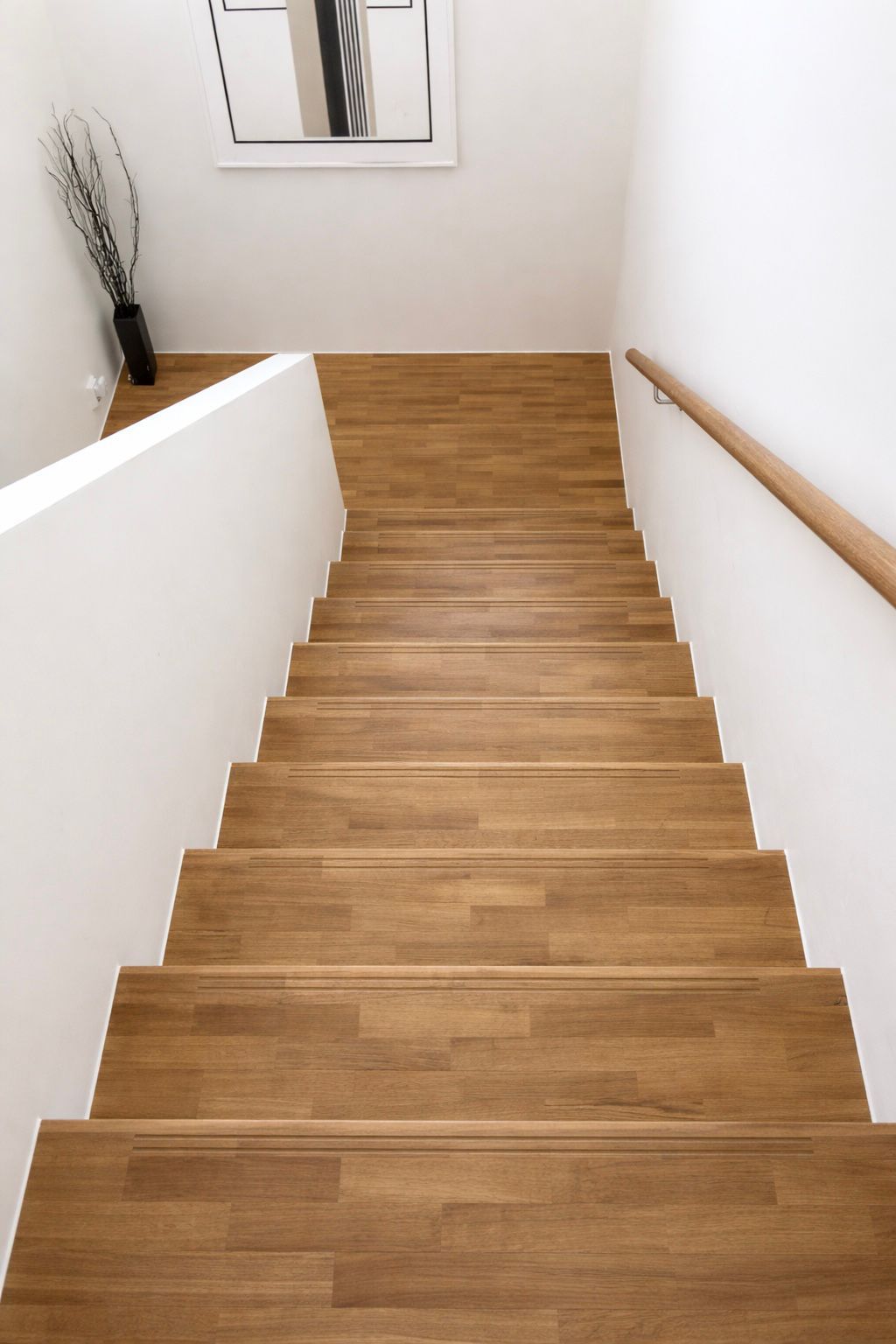 Modernit puuportaat ja vaalea pintasaneeraus huoneistoremontin yhteydessä, Pintapiste Oy.