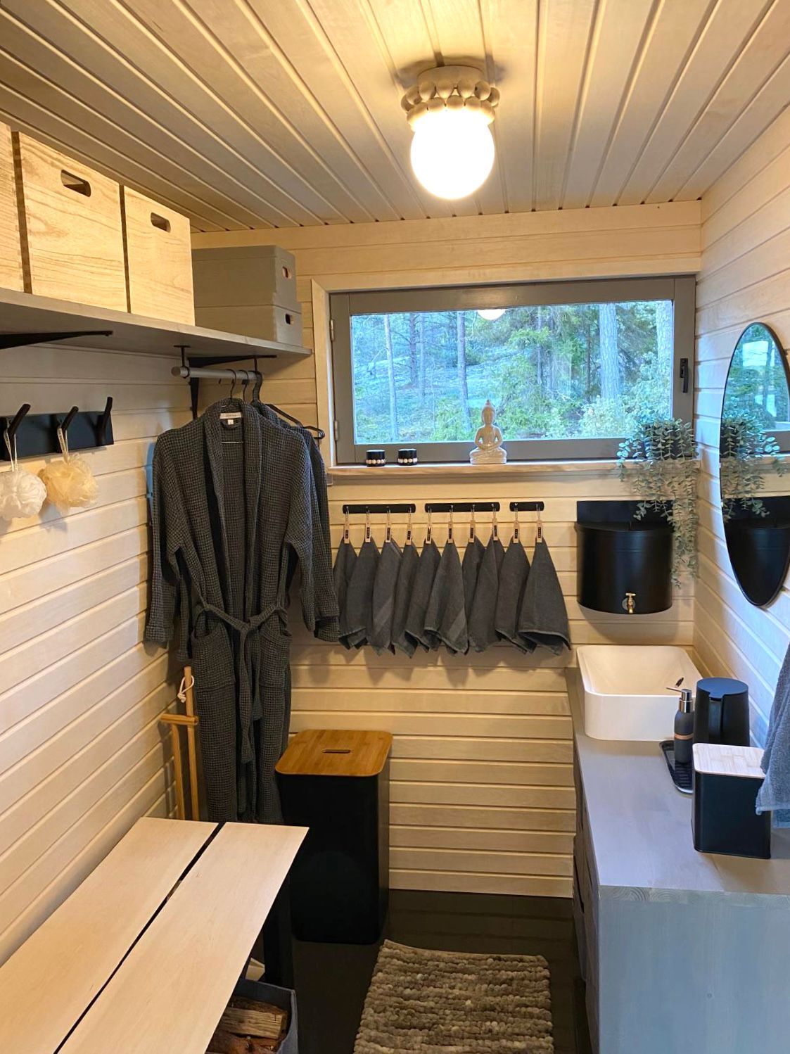 Moderni pukuhuone ja vilvoittelutila saunaremontin yhteydessä, laadukkaat pintamateriaalit ja sisustus Turku.