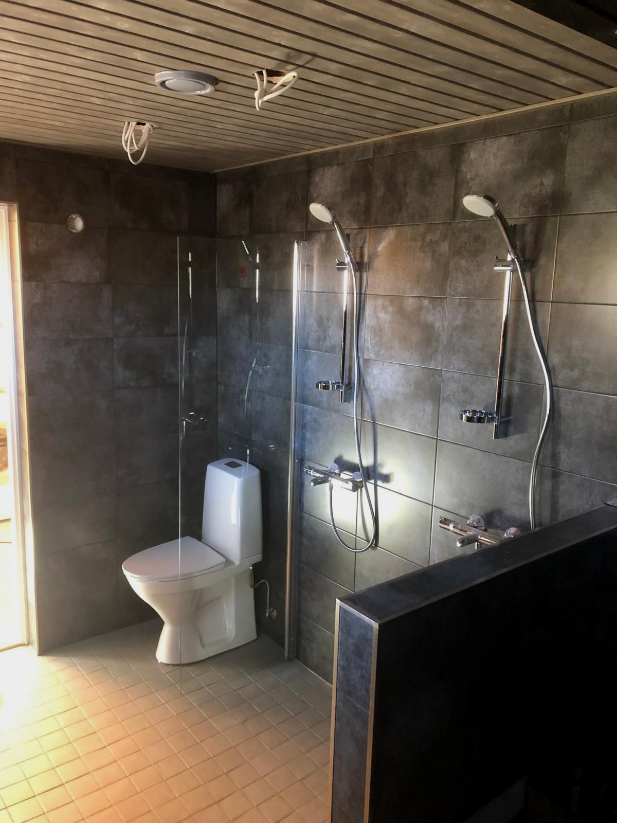 Sertifioitu kylpyhuoneremontti ja saunan saneeraus Turussa, laadukas laatoitus ja lasiseinä Pintapiste Oy.