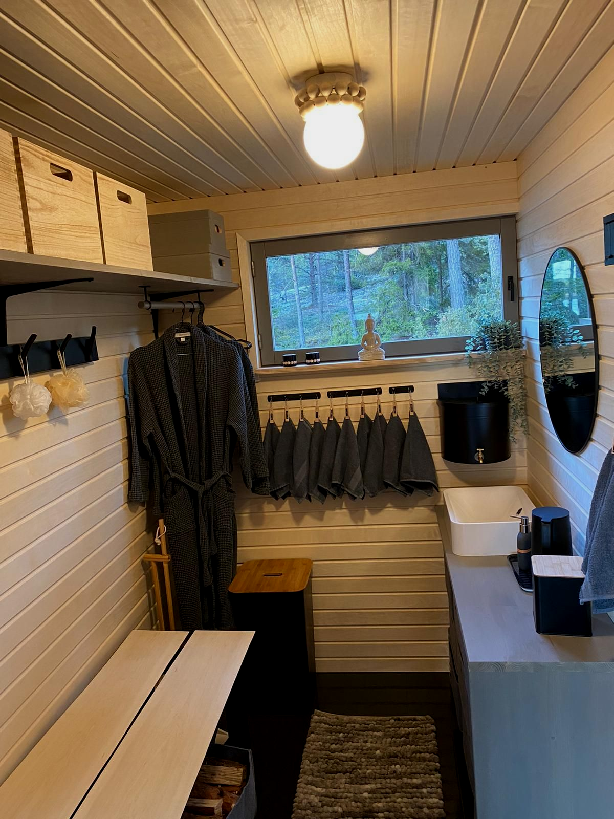 Moderni pukuhuone ja vilvoittelutila saunaremontin yhteydessä, laadukkaat pintamateriaalit ja sisustus Turku.