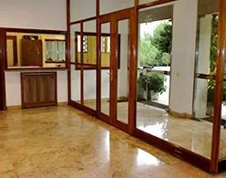 Una habitación grande con muchas ventanas y espejos.