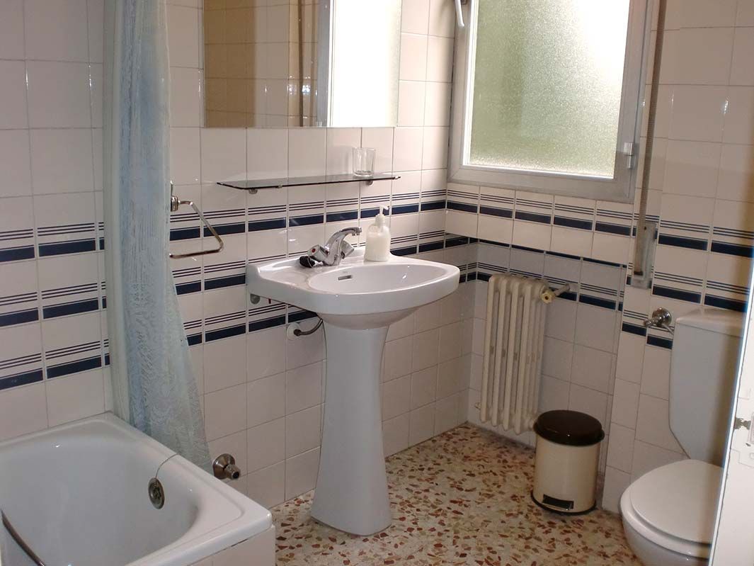Un baño con lavabo, inodoro y bañera.
