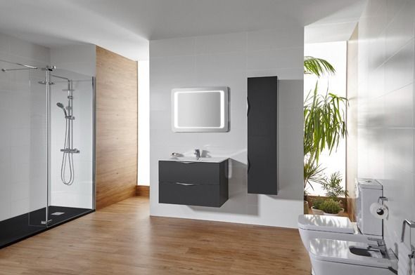 Un baño con lavabo, inodoro, ducha y espejo.