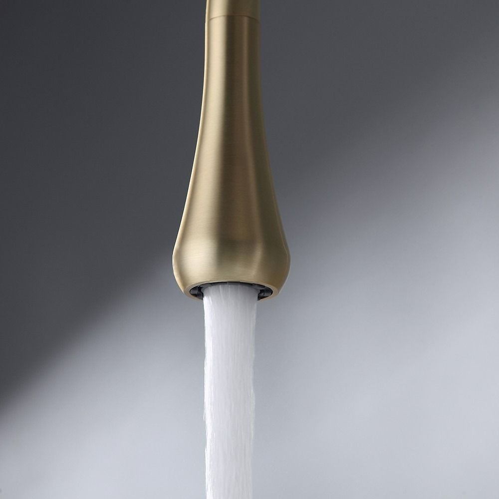 Un primer plano de un grifo del que sale agua.