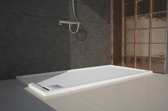 Un baño con plato de ducha y cabezal de ducha