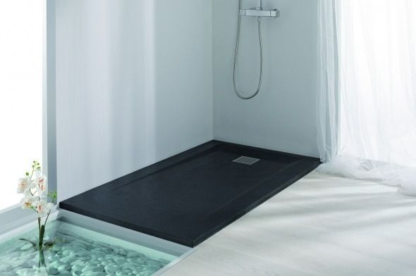 Un baño con plato de ducha de color negro y rociador de ducha.