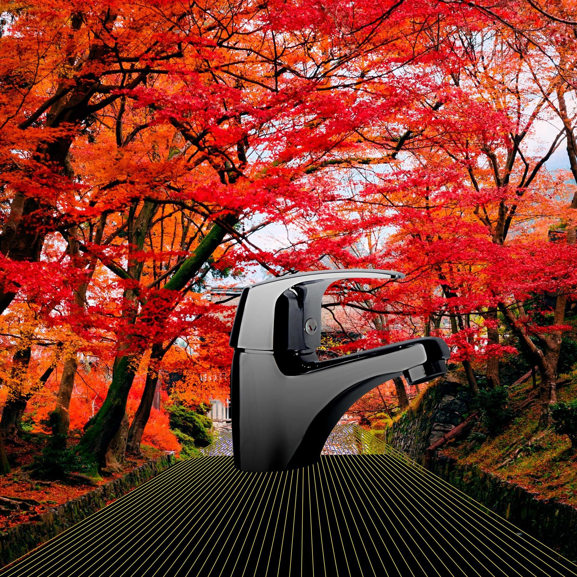 Un grifo frente a un bosque con hojas rojas.