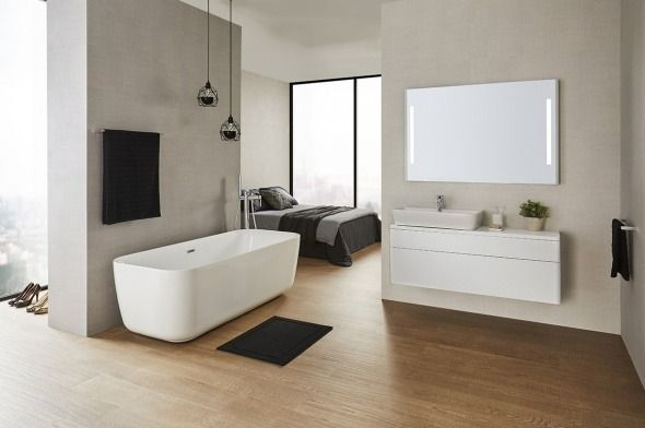 Un baño con bañera, lavabo, espejo y televisión.