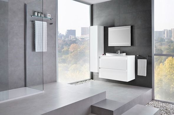 Un baño con lavabo, espejo y ducha.