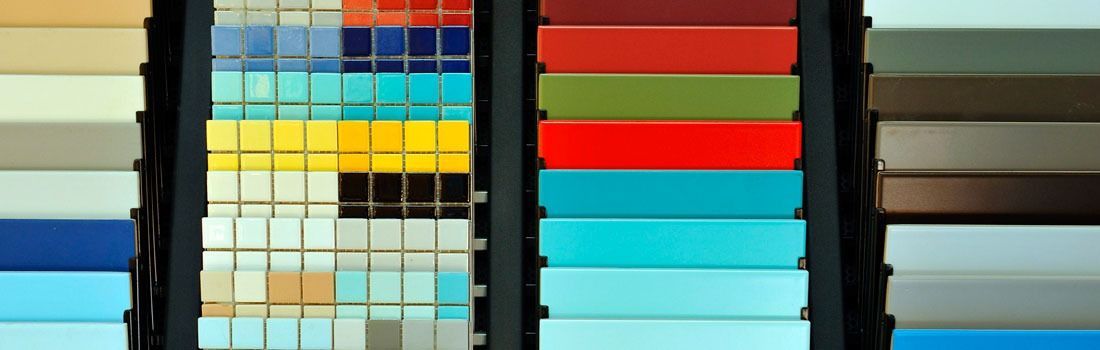 Una exhibición de azulejos de diferentes colores en una tienda.