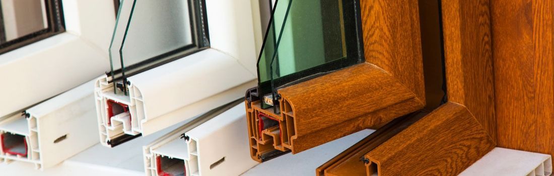 Un primer plano de una ventana con un marco blanco y un marco de madera.