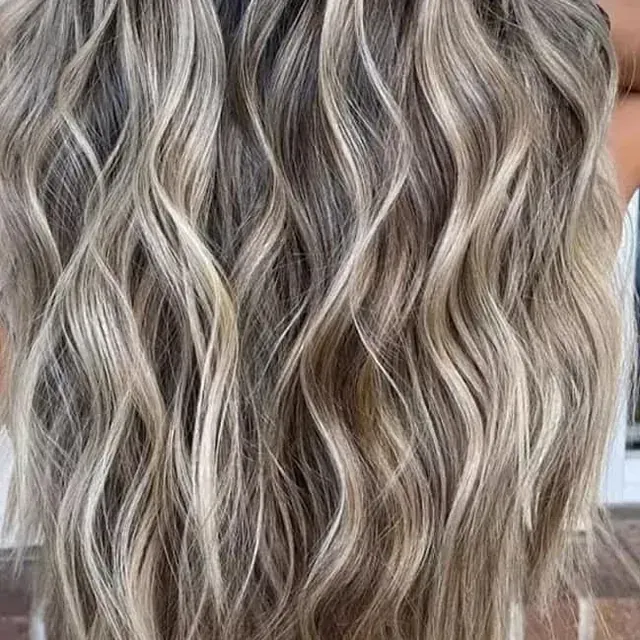 Un primer plano del cabello rubio ondulado de una mujer.