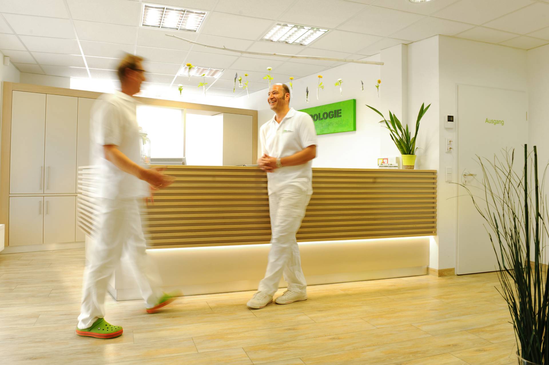 2 Ärzte begegnen sich an der Rezeption