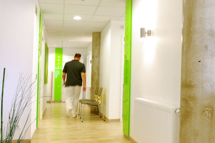 Arzt befindet sich im Gang auf dem Weg zum Behandlungszimmer