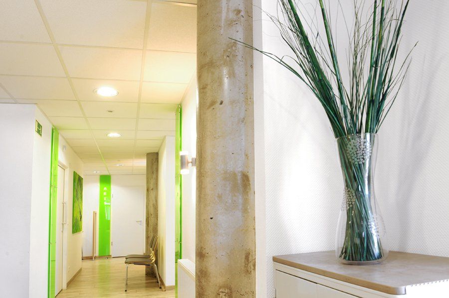 Blick in den Flur mit kleinem Wartebereich