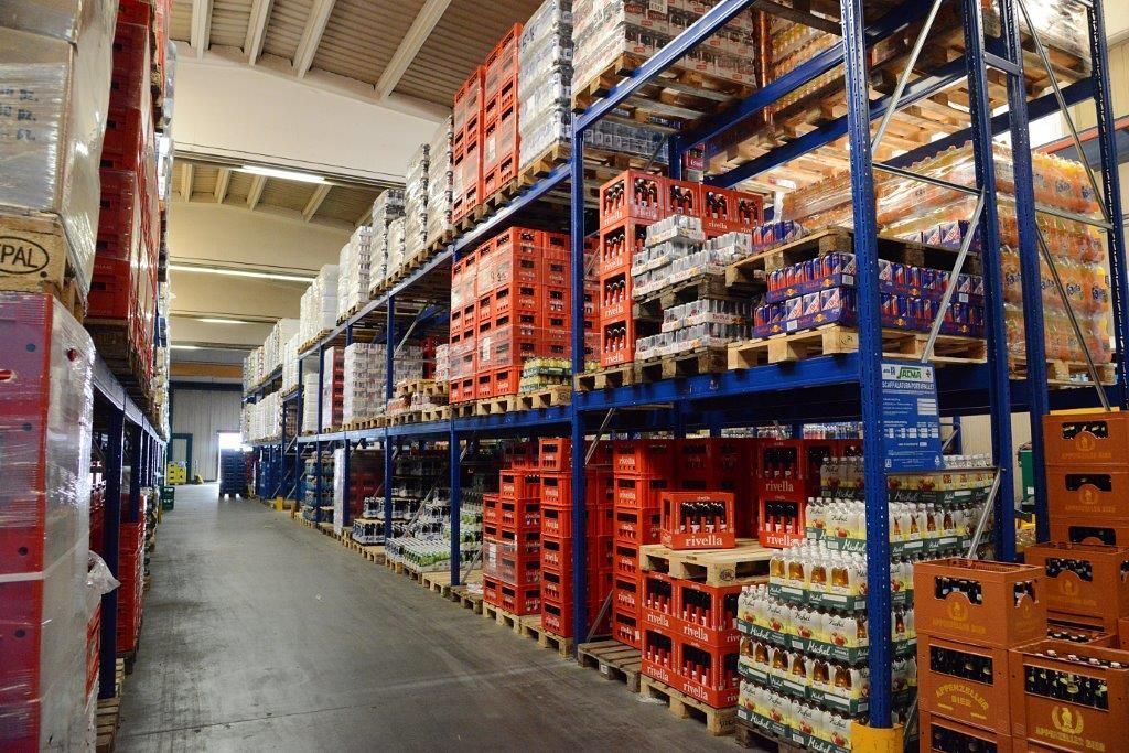 Magazzino Brughera bibite con casse di birra