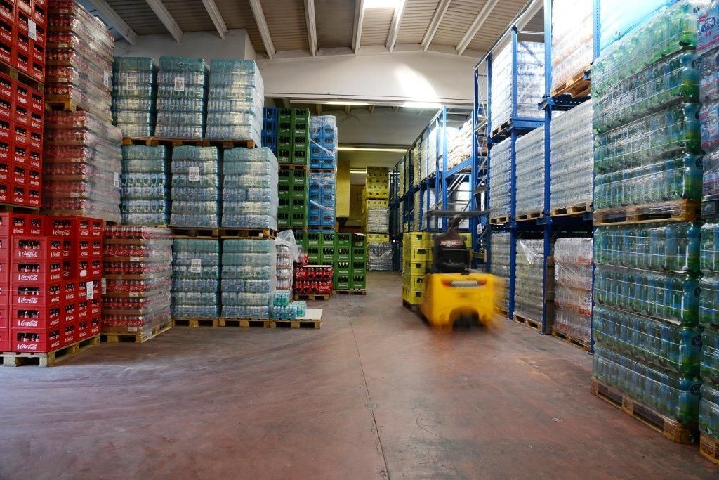 Magazzino Brughera bibite con muletto