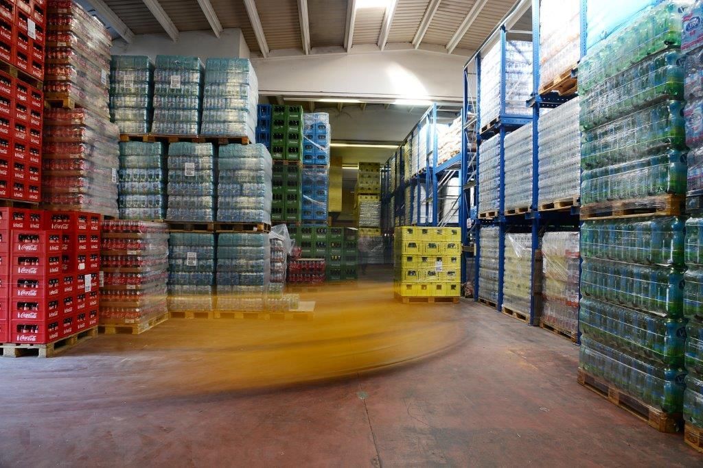 Magazzino Brughera bibite con muletto in movimento