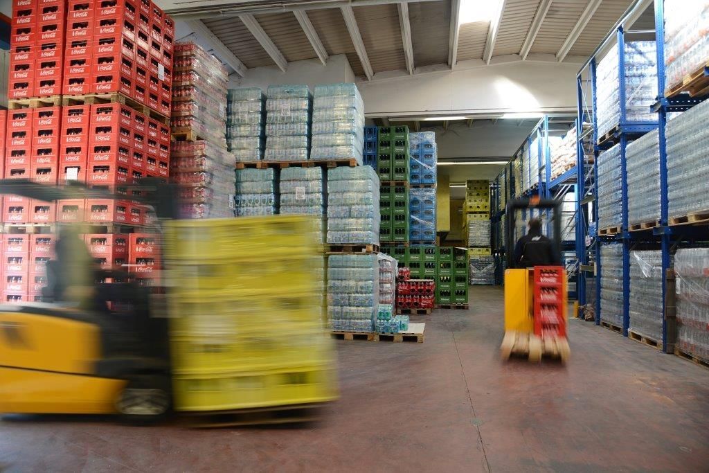 Magazzino Brughera bibite con muletto e casse