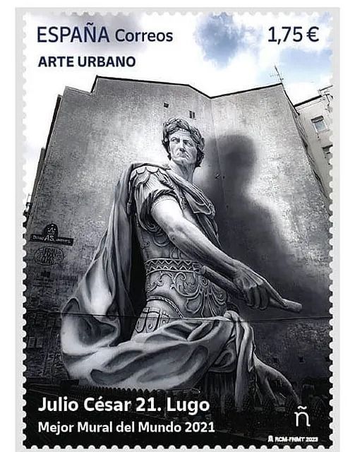 Un sello postal con una estatua de un hombre en él