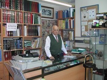 Un hombre está de pie ante un mostrador en una biblioteca.