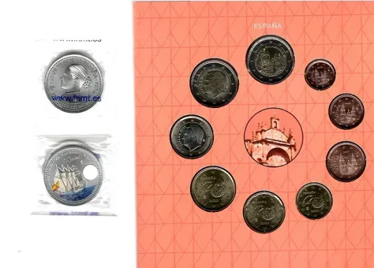 Un montón de monedas están colocadas una al lado de la otra sobre una mesa.