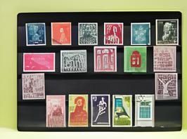 Una vitrina llena de una variedad de sellos postales