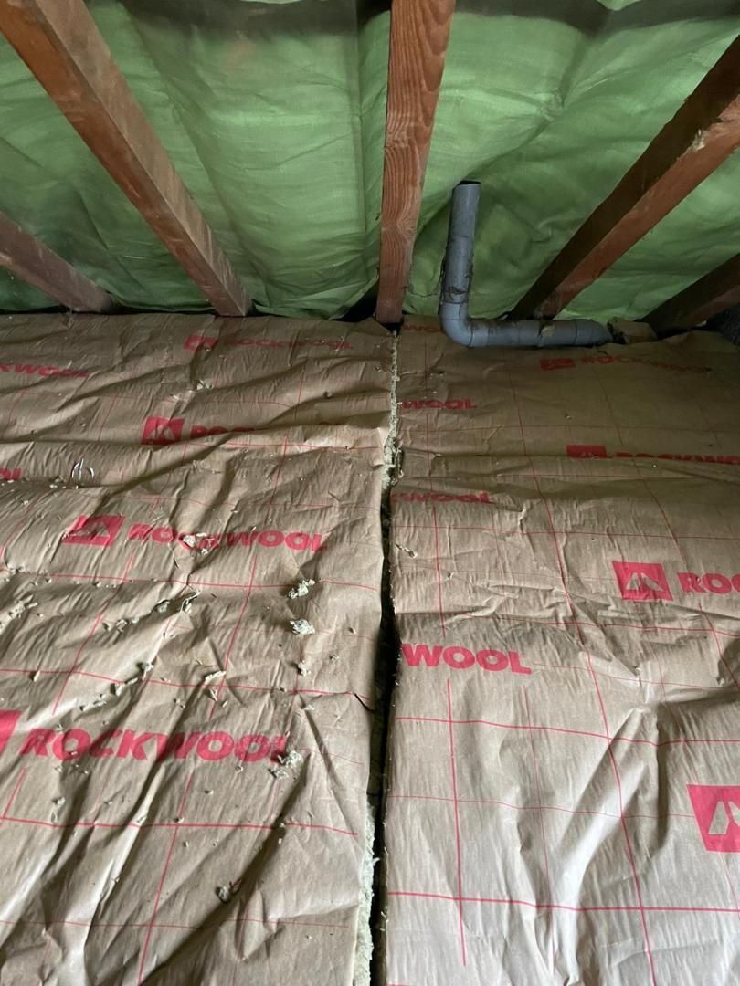 Installation de panneaux de laine de verre