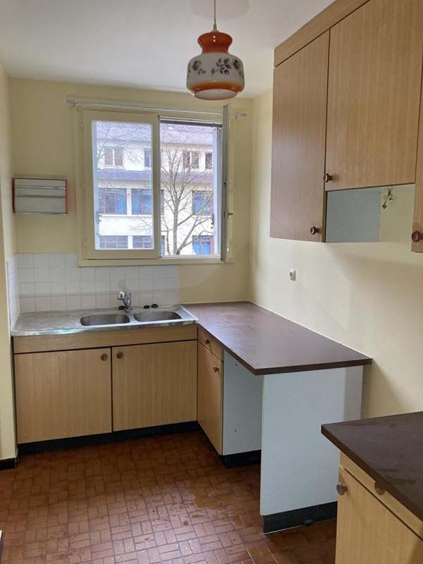 Cuisine repeinte en jaune clair