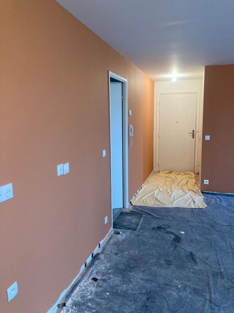 Couloir repeint en orange clair