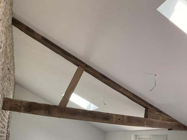 Peinture blanche dans une pièce de maison