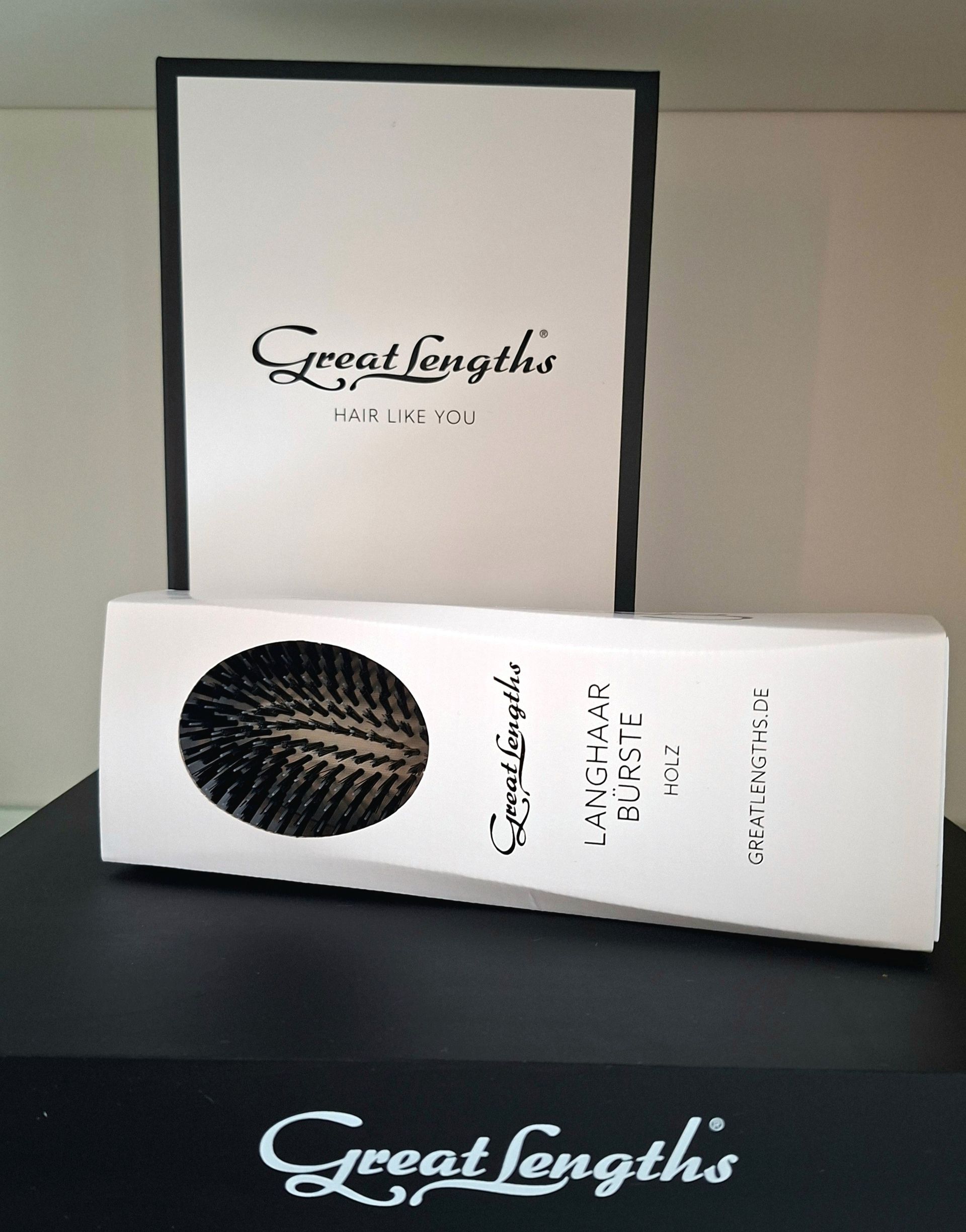 Great-Lengths-Haarverlängerungsboxen und Verpackungen auf einer schwarzen Oberfläche
