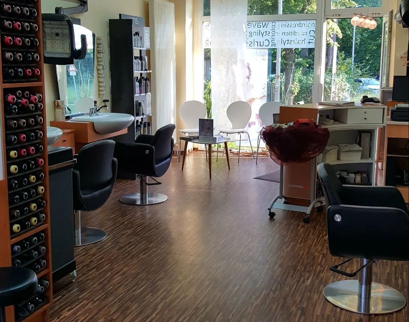 Friseursalon mit Friseurstühlen und Spiegeln