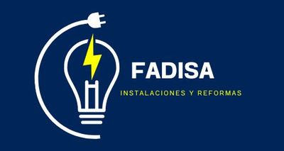 Logotipo para FADISA, instalaciones y reformas eléctricas, que presenta el contorno de una bombilla con un rayo y un enchufe eléctrico.