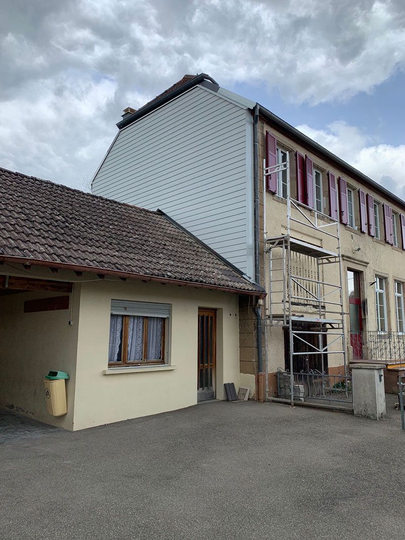 Façade de maison après la pose d'un bardage en PVC