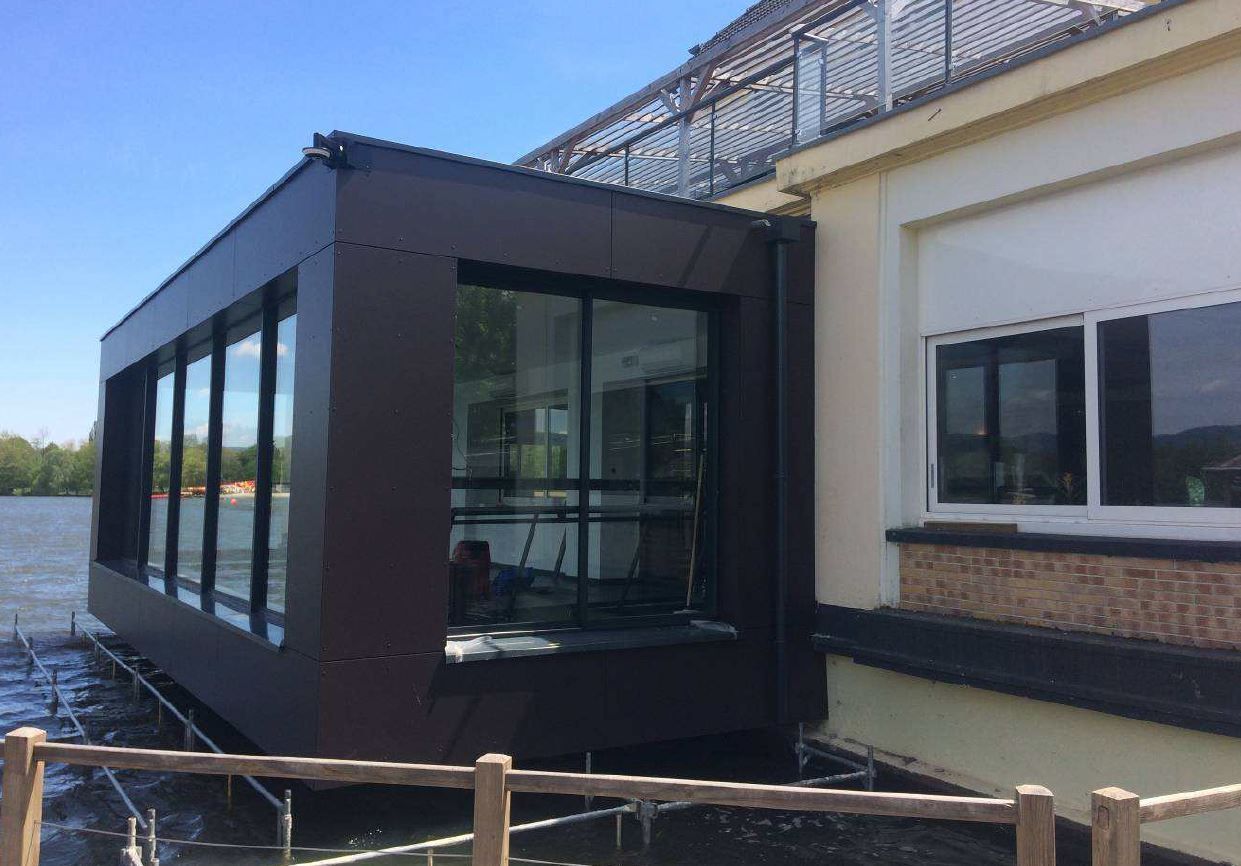 Agrandissement d'un restaurant avec une ossature en bois et un bardage de couleur noire