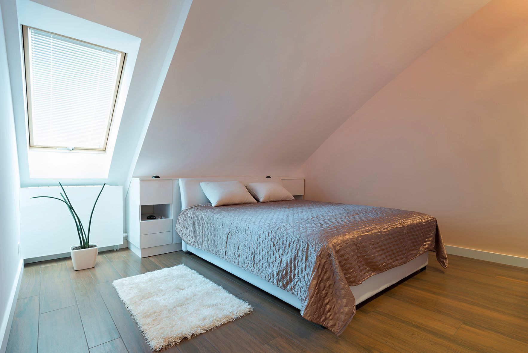 Chambre lumineuse sous les combles avec un Velux 