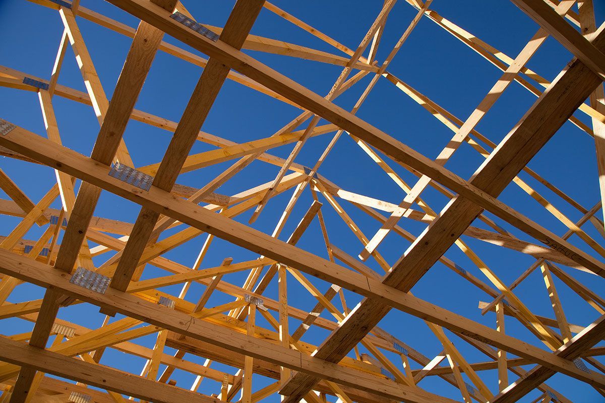 Charpente en bois avec des connecteurs métalliques