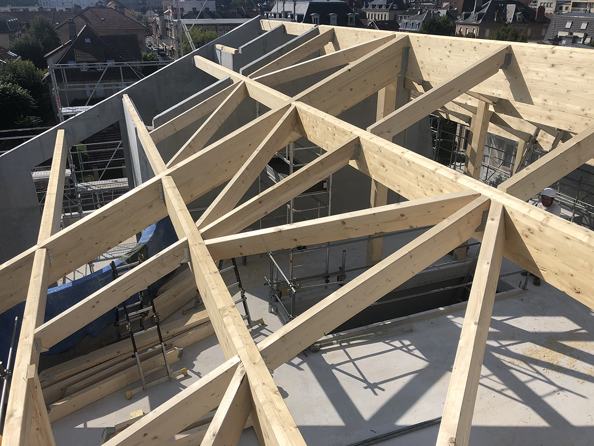 Gros plan sur une charpente traditionnelle