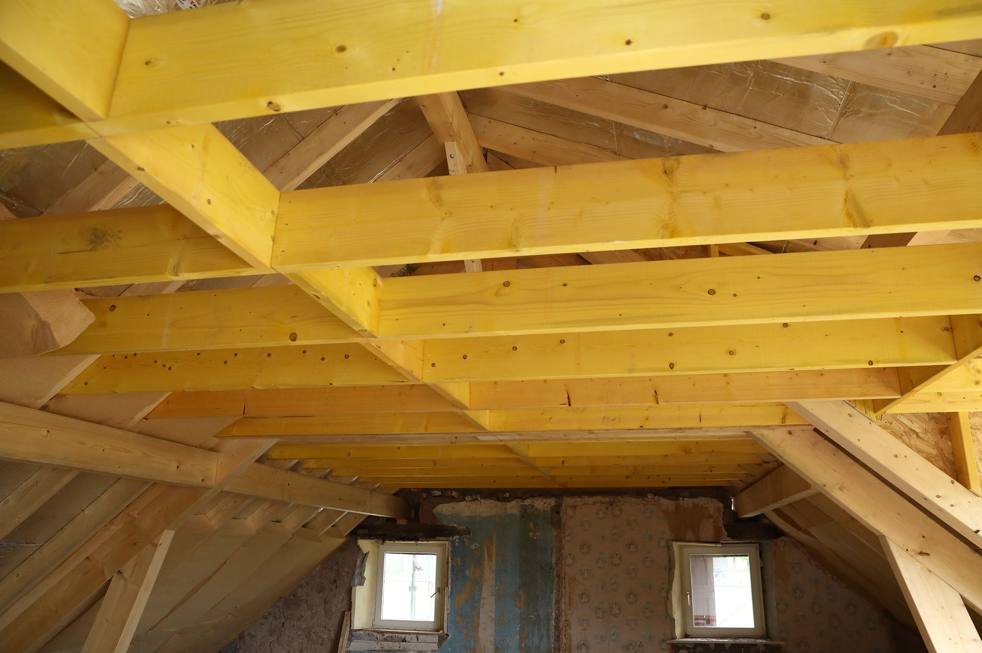 Dessous d'une charpente vue de l'intérieur d'un bâtiment