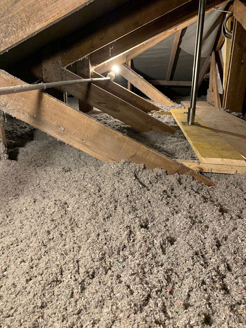 Isolation dans un grenier à la ouate de cellulose