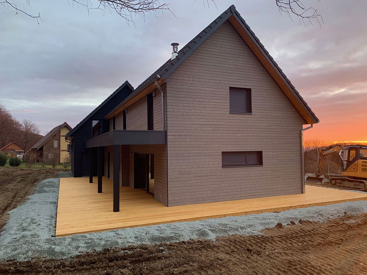 Maison neuve à ossature en bois avec le lever du soleil en arrière-plan