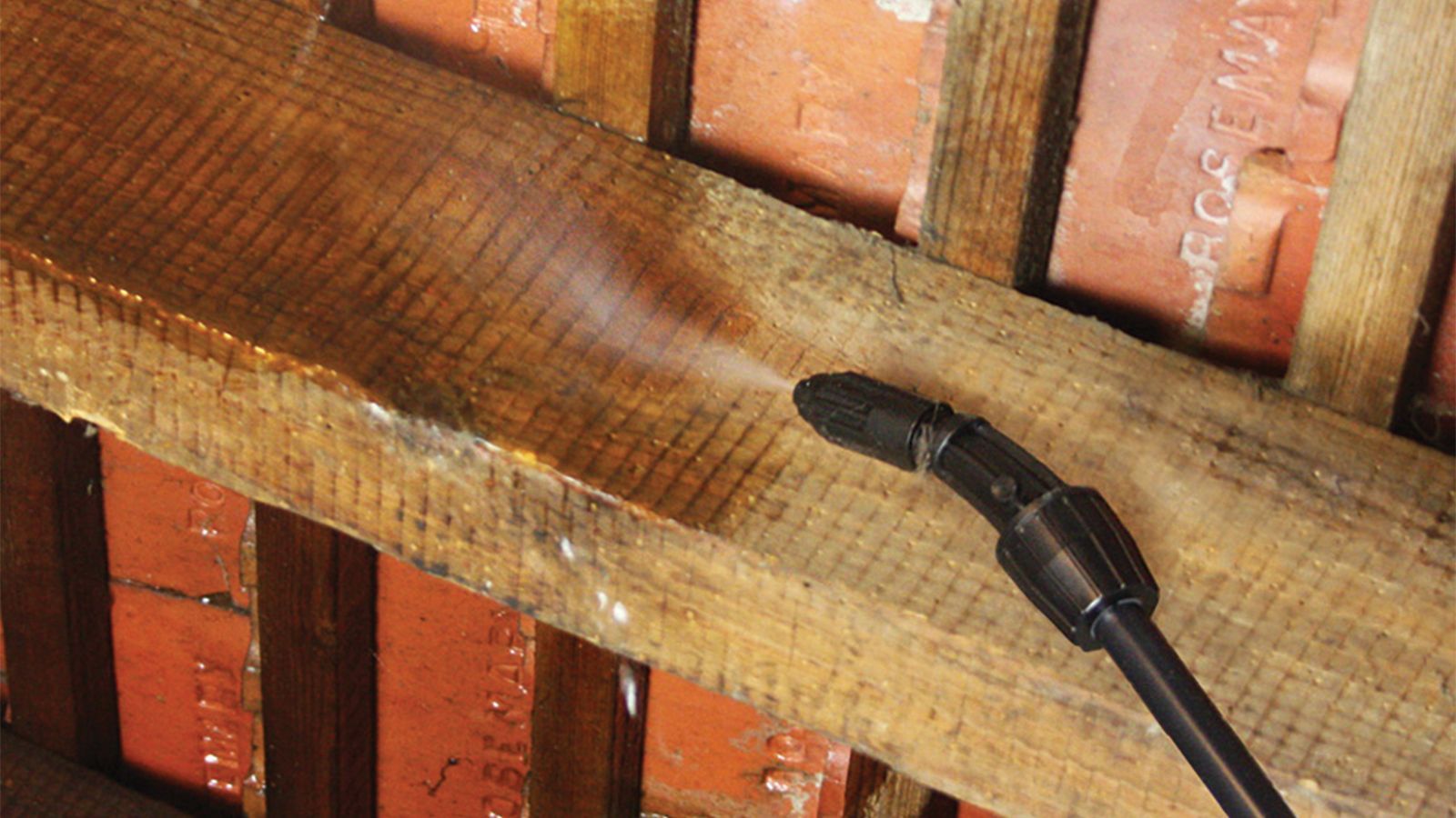 Zoom sur un traitement de charpente par pulvérisation