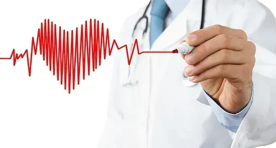 Médico con bata blanca dibujando un corazón rojo con una forma de onda de ECG.